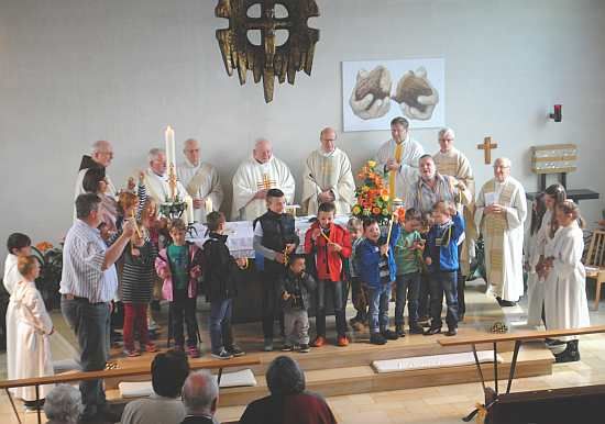 Pfarrer Schmank mit Konzelebranten und Kinderkirche vor dem Vaterunser